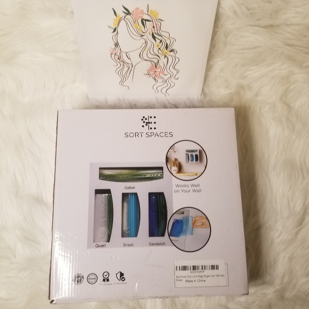 This cute bag holder in the color white